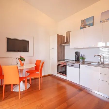 아파트 Sunny Terrace With Two Bedroom And Parking 자다르
