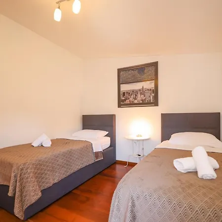 Sunny Terrace With Two Bedroom And Parking 아파트 자다르