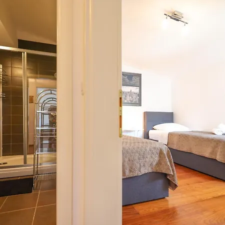 Sunny Terrace With Two Bedroom And Parking 아파트 자다르