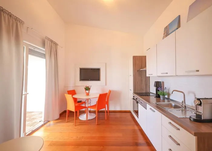 Sunny Terrace With Two Bedroom And Parking 公寓