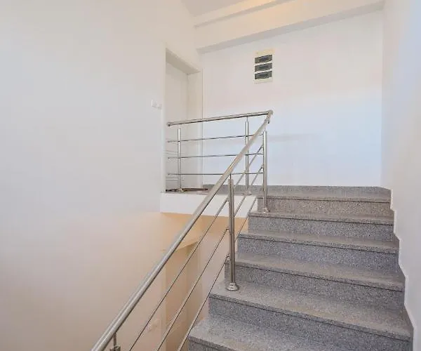 公寓 Sunny Terrace With Two Bedroom And Parking *