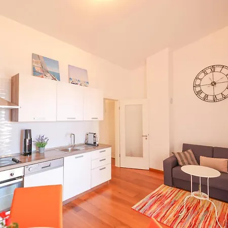 Sunny Terrace With Two Bedroom And Parking شقة