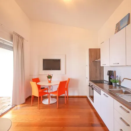 Sunny Terrace With Two Bedroom And Parking Apartmán