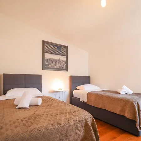 Sunny Terrace With Two Bedroom And Parking زادار