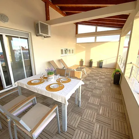 Sunny Terrace With Two Bedroom And Parking زادار
