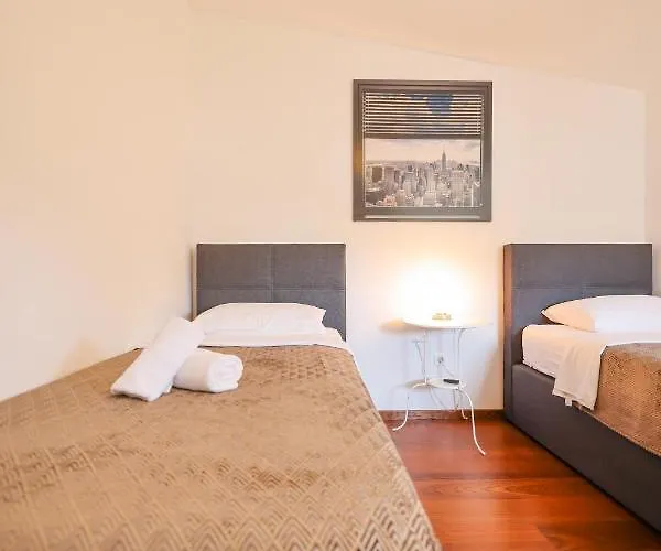 아파트 Sunny Terrace With Two Bedroom And Parking 자다르
