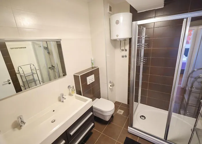 아파트 Sunny Terrace With Two Bedroom And Parking *