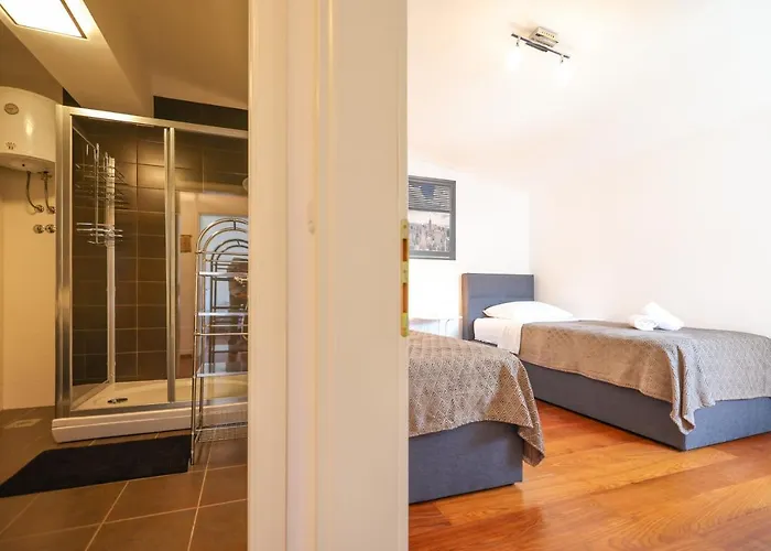 Sunny Terrace With Two Bedroom And Parking 아파트 자다르