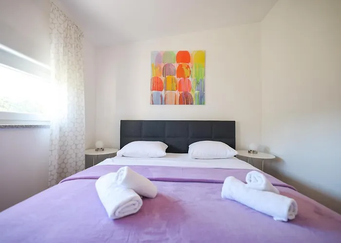 아파트 Sunny Terrace With Two Bedroom And Parking