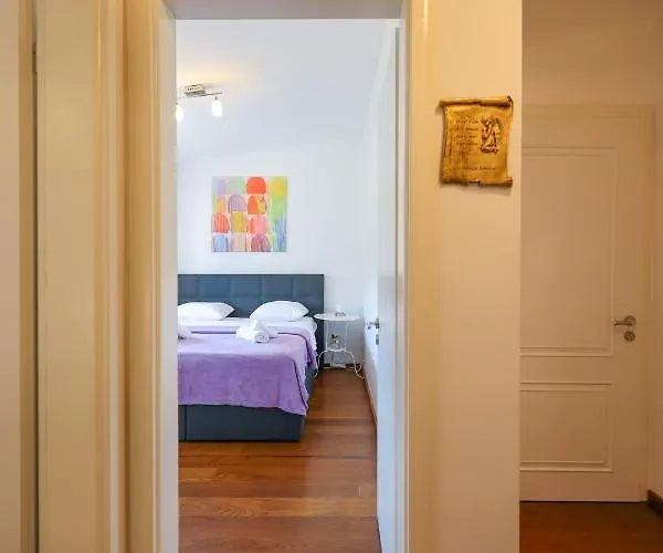 아파트 Sunny Terrace With Two Bedroom And Parking