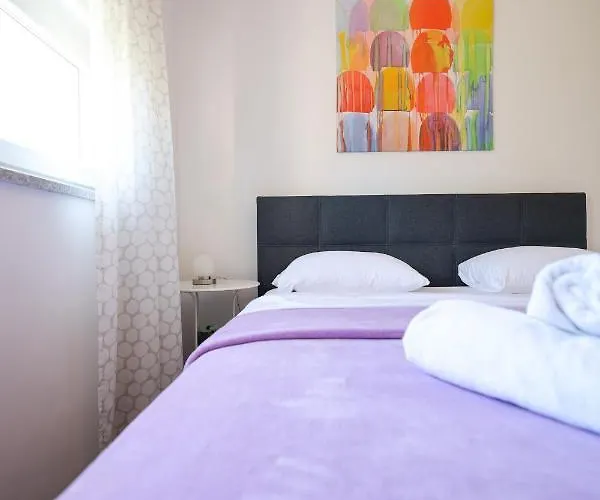 아파트 Sunny Terrace With Two Bedroom And Parking *